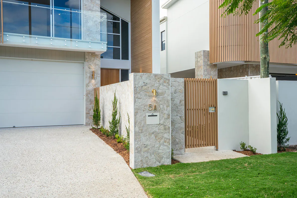 images gallery-images Byron byron-facade-entry