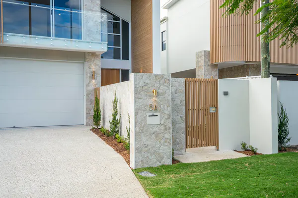 images gallery-images Byron byron-facade-entry